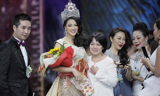 Phương Khánh và mẹ trong đêm chung kết Hoa hậu Trái đất 2018.