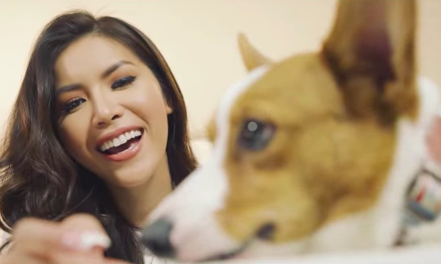 Minh Tú đưa cún cưng vào clip tự giới thiệu ở Hoa hậu Siêu quốc gia 2018.