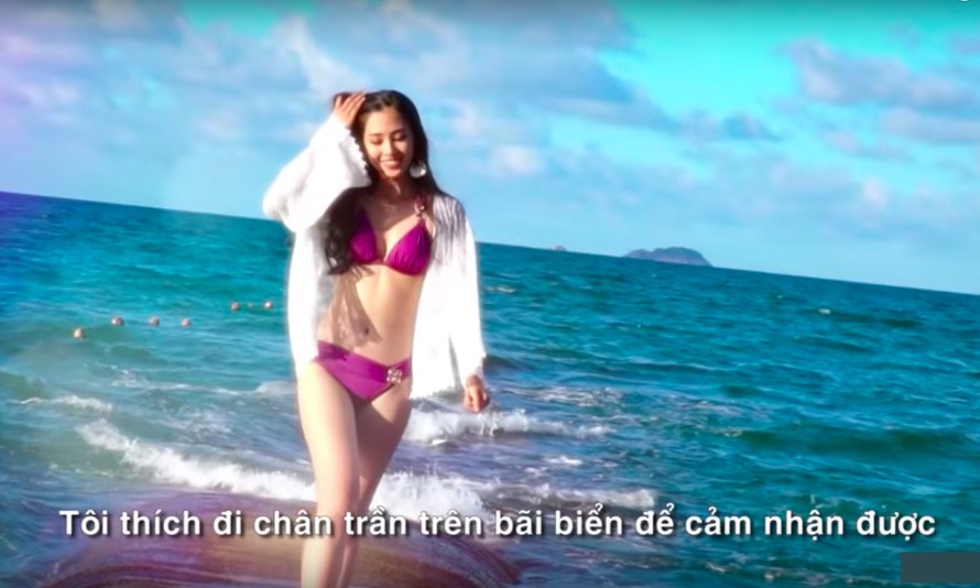 Hoa hậu Tiểu Vy nóng bỏng với bikini trên biển trong clip tự giới thiệu ở Miss World.