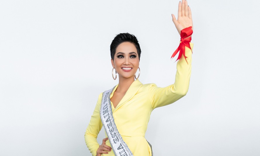 H'Hen Niê đeo sợi băng đỏ trên tay trong ngày ra sân bay đi Thái Lan thi Miss Universe.