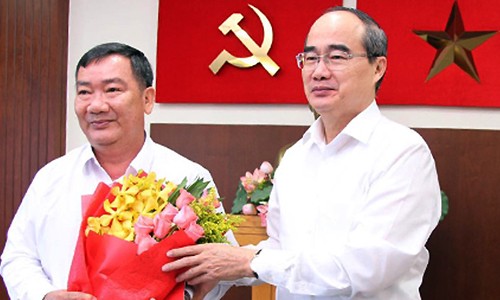 Bí thư Thành ủy Nguyễn Thiện Nhân chúc mừng ông Trần Văn Thuận. Ảnh: Trung Sơn.