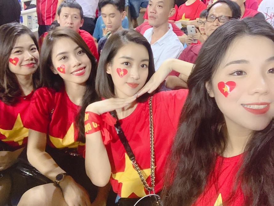 Hoa hậu Mỹ Linh trên sân Mỹ Đình cổ vũ đội tuyển Việt Nam trong trận Philippines hôm 6/12.