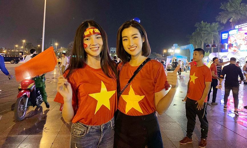 Hoa khôi Thuý Vi và Hoa hậu Mỹ Linh cổ vũ Việt Nam trong trận gặp Philippines trên sân Mỹ Đình hôm 6/12.