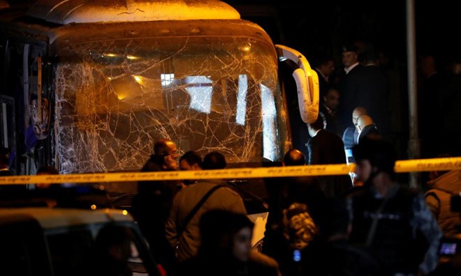 Hiện trường vụ đánh bom tại Cairo, Ai Cập đêm 28/12. Ảnh: Reuters.