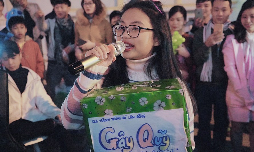 Phương Mỹ Chi gây chú ý khi ngẫu hứng hát gây quỹ từ thiện trên đường phố Đà Lạt.