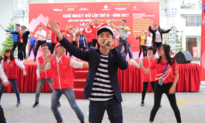 Minh Quân Idol tại ngày hội Chủ Nhật Đỏ 2017. 