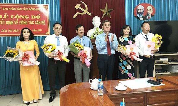 Chủ tịch Đồng Nai Đinh Quốc Thái trao quyết định bổ nhiệm cho các cán bộ.
