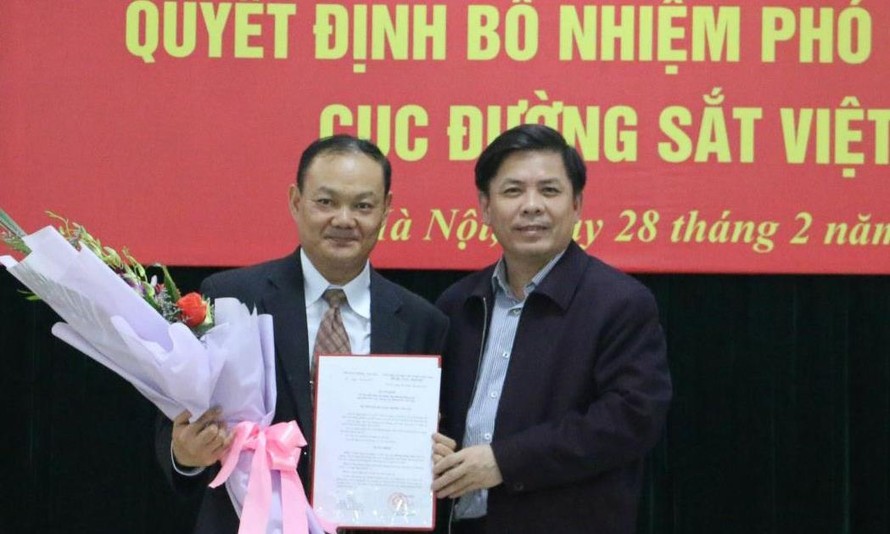 Bộ trưởng Nguyễn Văn Thể trao quyết định bổ nhiệm cho đồng chí Dương Hồng Anh.