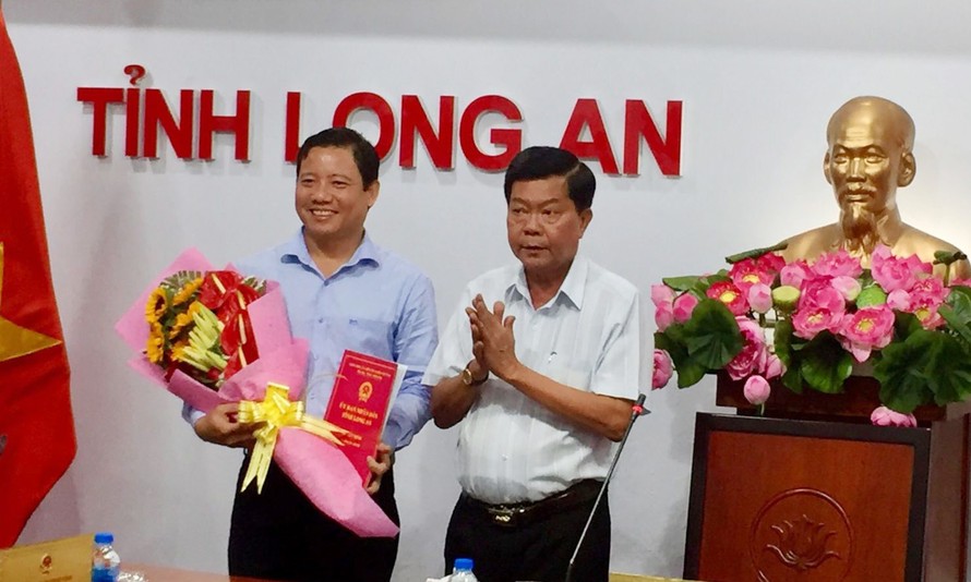 Chủ tịch UBND tỉnh Long An Trần Văn Cần trao quyết định và chúc mừng đồng chí Phạm Tấn Hòa. 