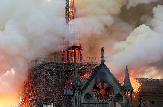 Nhà thờ Đức Bà bốc cháy Ảnh: Reuters.