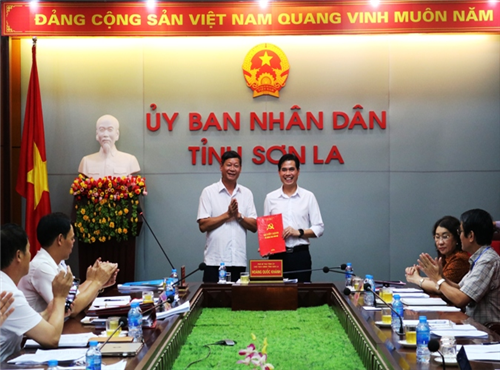Đồng chí Nguyễn Văn Vỵ trao quyết định phân công cán bộ cho đồng chí Hoàng Quốc Khánh.