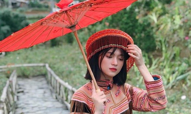 Lương Thị Hương Ly khoe nhan sắc trong trang phục dân tộc. 