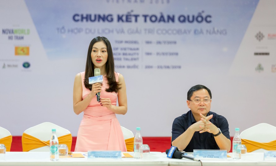 Trưởng BTC - bà Phạm Kim Dung trả lời báo chí.