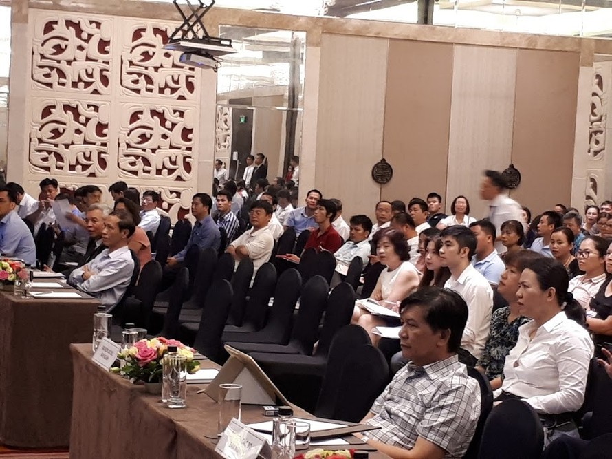 Ông Trần Ngọc Hà (áo kẻ, bên phải khung hình) tại cuộc họp Đại hội đồng cổ đông ngày 30/6. Ảnh: Lương Bằng.