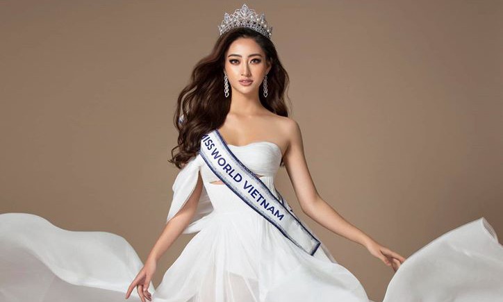 Lương Thuỳ Linh dự thi Miss World chậm ngày vì gặp trục trặc về visa.
