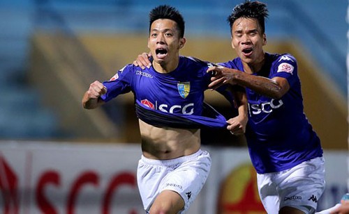 Nguyễn Văn Quyết (trái) là đội trưởng, và là cầu thủ nội ghi bàn nhiều nhất cho CLB Hà Nội mùa trước.