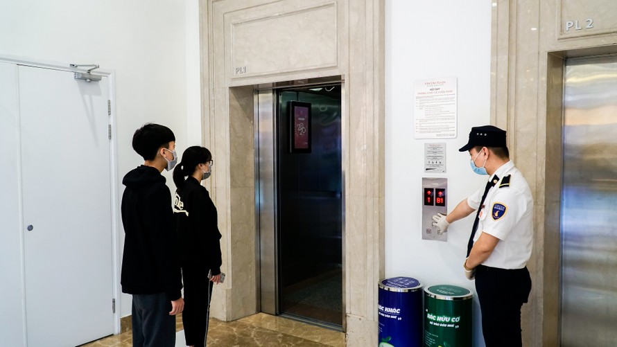 Tại tất cả các thang máy, nhân viên an ninh hỗ trợ cũng sẽ được bố trí tăng cường để phục vụ khách hàng giúp khách hàng giảm thiếu tiếp xúc với bề mặt công cộng.