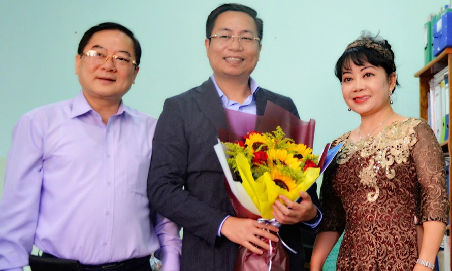 Nhà báo Phạm Đình Thắng (giữa) nhận hoa từ TBT Lê Xuân Sơn và nguyên Trưởng ban đại diện Hoàng Thiên Nga.