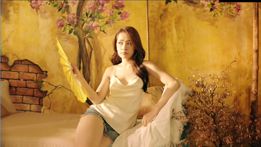 Hình ảnh của Chi Pu trong teaser MV mới.