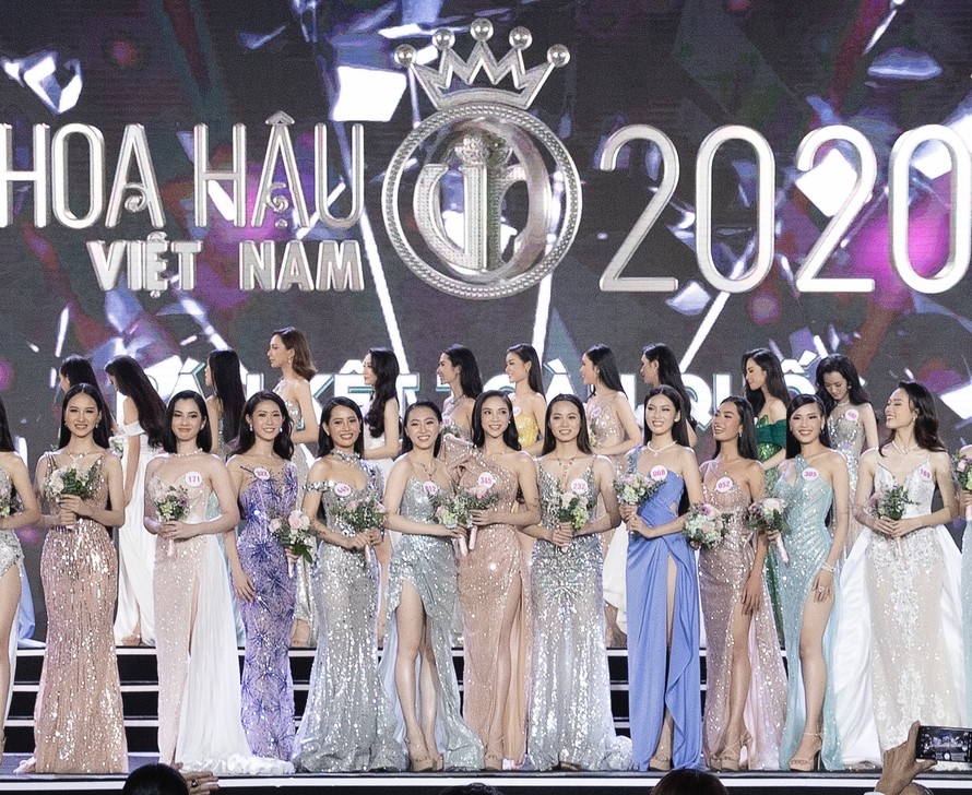 Các thí sinh Hoa hậu Việt Nam rạng rỡ trên sân khấu Bán kết toàn quốc.