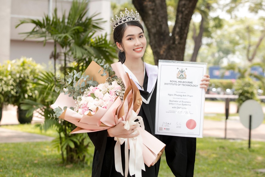 Trang chủ Miss International đăng bài chúc mừng Á hậu Phương Anh đỗ thủ khoa ĐH RMIT
