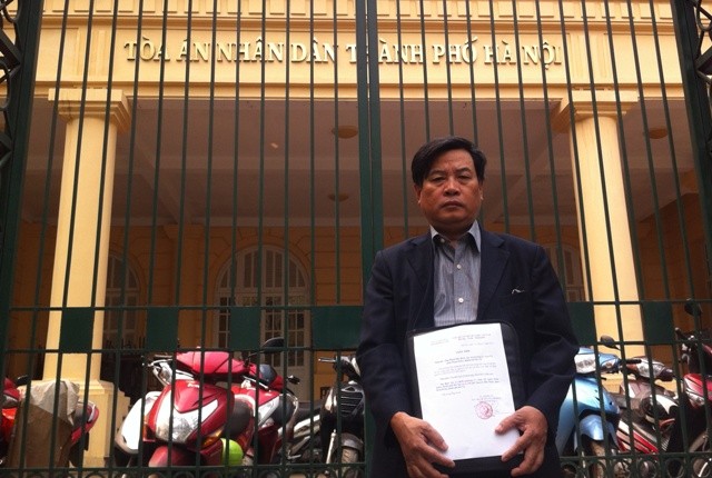 Ông Bình với tờ giấy mời của TAND TP Hà Nội tới buổi xin lỗi công khai mà ông đã chờ đợi 13 năm