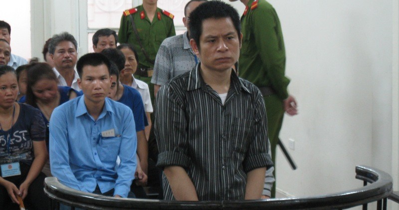 Bị cáo Quách Mạnh Hùng (áo kẻ) trong phiên xử ngày 25/7.