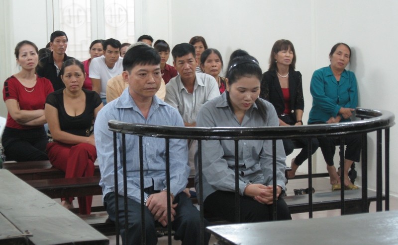 Vợ chồng cựu giảng viên (hàng ghế đầu tiên) trong phiên xử ngày 20/8