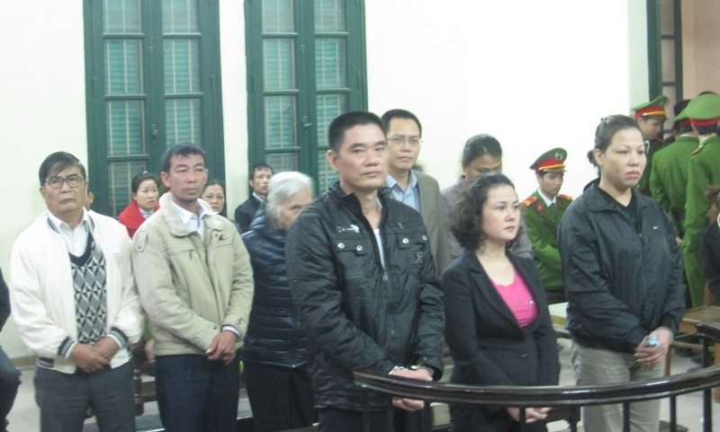 Quảng (ngoài cùng bên phải, hàng đầu) trong phiên tòa hồi đầu năm 2013.