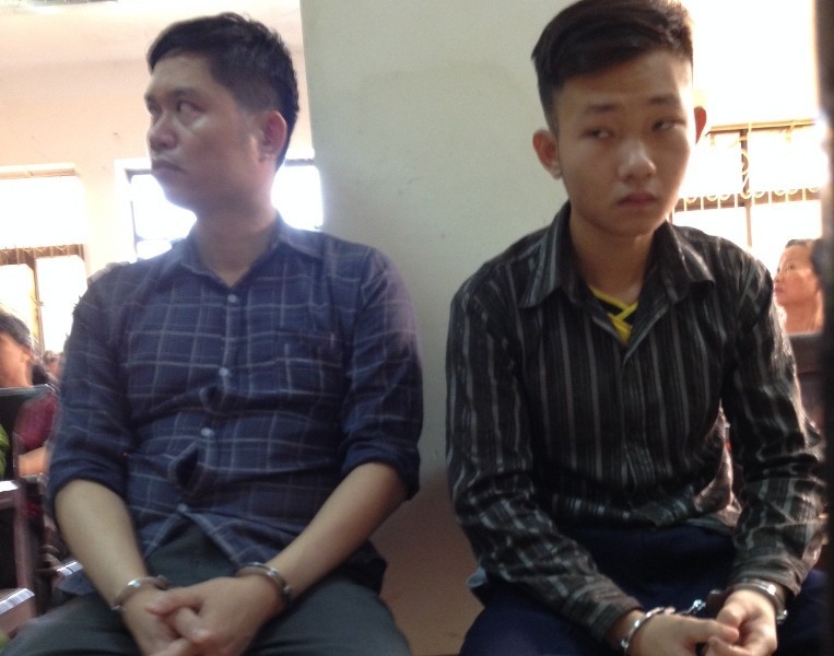 Hai bị cáo Tường (trái) và Khánh "không nhìn mặt nhau" ở phiên phúc thẩm. Anh: BT