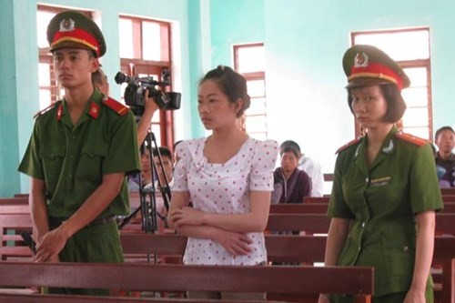Bị cáo Giàng Thị Sua (vợ Tàng Keangnam) trong phiên xử.