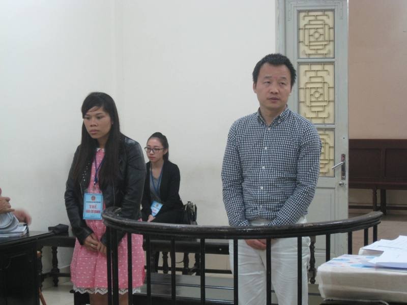 Wang Ao Feng (bên phải) và Minh trong phiên xử. Ảnh: BH