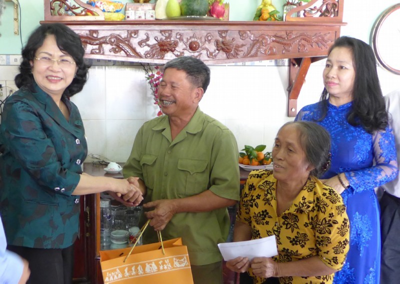 Phó chủ tịch nước Đặng Thị Ngọc Thịnh tặng quà cho mẹ Việt Nam anh hùng