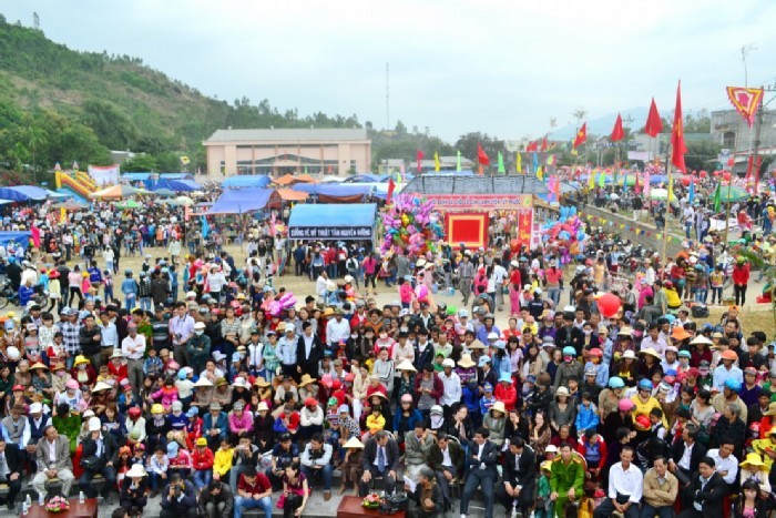 Bình Định: Hàng ngàn người dân trẩy hội Chợ Gò cầu may