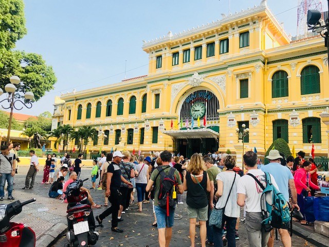 Dân Sài Gòn tràn xuống phố du xuân