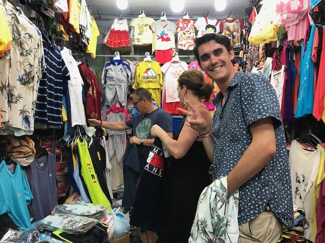 Du khách thích thú mua sắm ở chợ đêm Nha Trang