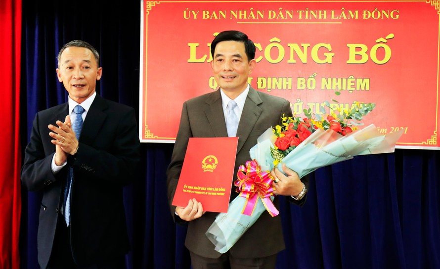 Chủ tịch UBND tỉnh Lâm Đồng trao quyết định bổ nhiệm ông Nguyễn Quang Tuyến giữ chức Giám đốc Sở Tư pháp Lâm Đồng
