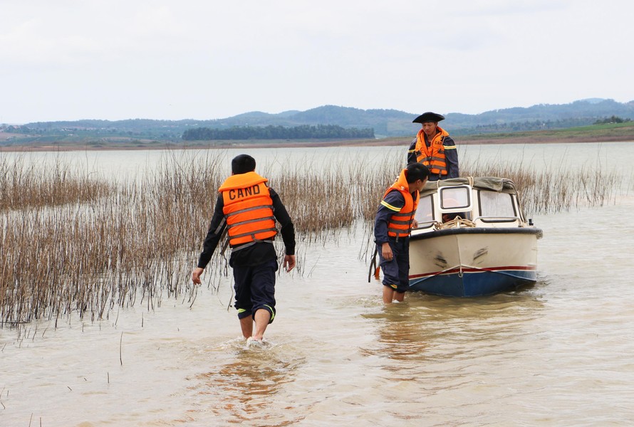 Tìm kiếm người mất tích trong lòng hồ thủy điện Đại Ninh