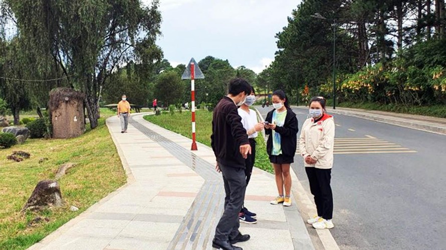Nhiều người đi bộ tập thể dục quanh hồ Xuân Hương, bất chấp lệnh cấm