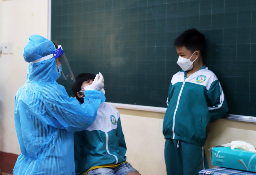 Lấy mẫu xét nghiệm nhanh SARS-CoV-2 tại trường Tiểu học Nguyễn Trãi