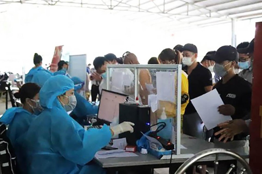 Nhiều người chờ làm thủ tục qua chốt kiểm dịch để vào Lâm Đồng