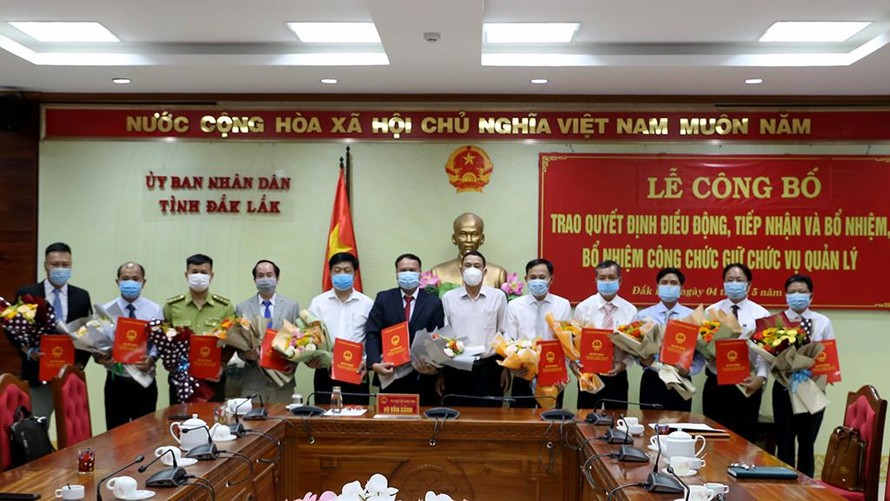 Phó Chủ tịch UBND tỉnh Đắk Lắk Võ Văn Cảnh trao quyết định bổ nhiệm và tặng hoa cho các nhân sự mới