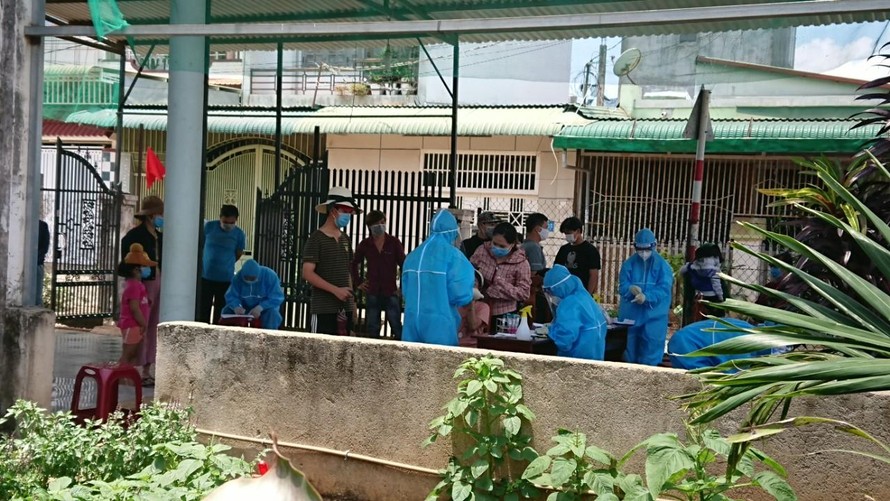 Ngành y tế Đắk Lắk lấy mẫu những hộ dân đang sinh sống tại hẻm 189/1 đường Mai Hắc Đế để xét nghiệm
