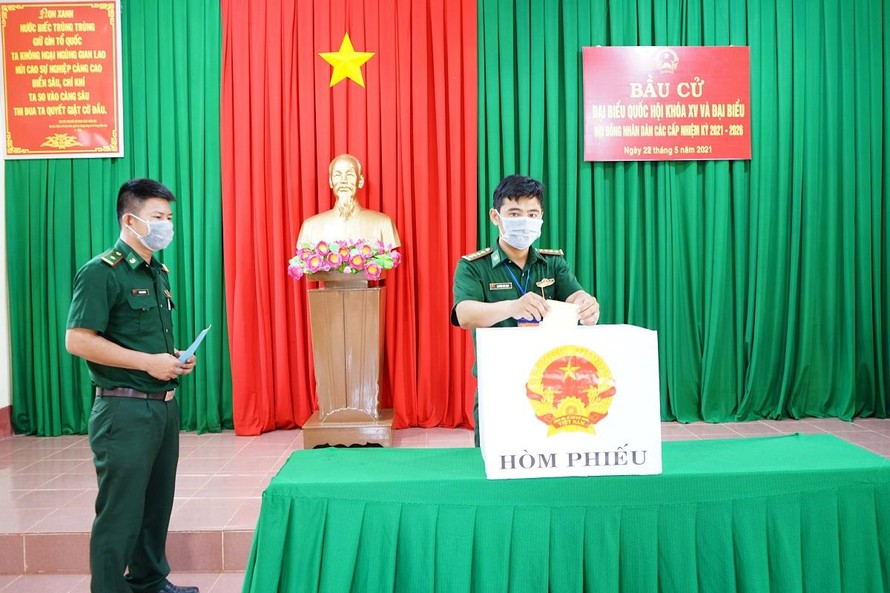 Cán bộ chiến sĩ đồn biên phòng Ea Hleo bỏ phiếu