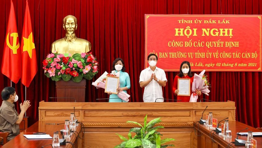 Bí thư Tỉnh ủy Đắk Lắk Nguyễn Đình Trung trao các quyết định điều động, bổ nhiệm cán bộ