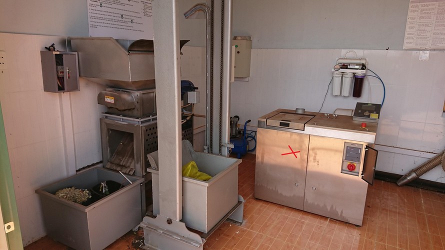 Hệ thống xử lý rác thải rắn y tế trong cùng 1 khoang xử lý (dấu x) và máy nghiền rác độc lập do Trung Quốc sản xuất tại các cơ sở y tế ở Đắk Nông