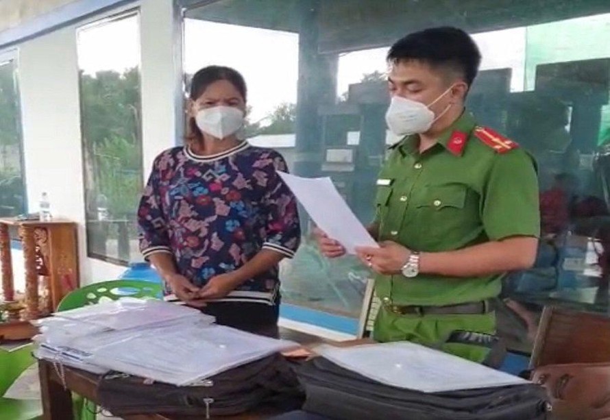 Cơ quan điều tra đọc lệnh bắt tạm giam Lê Thị Hồng