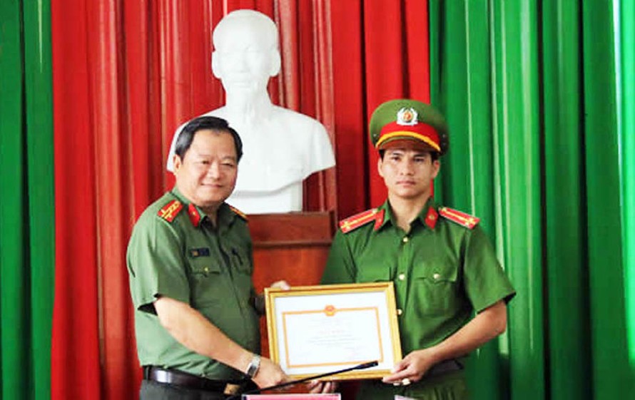 Trao bằng khen cho Thượng úy Nguyễn Văn Đức (phải ảnh).