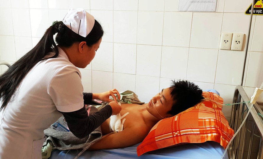 Duy đang được điều trị tại Bệnh viện Đa khoa Lâm Đồng