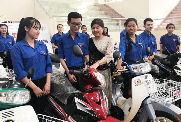 Chị Lan tặng xe máy cho SV Đại học Đà Lạt